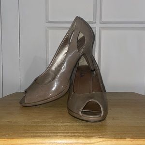 Life Stride Tan Nude Patent Leather Heels 9